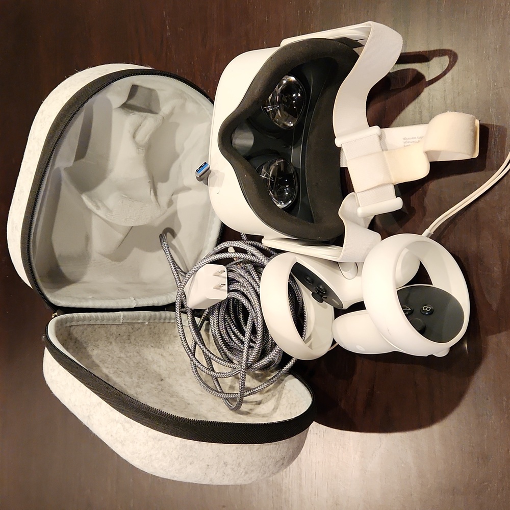 Meta Oculus Quest 2 VR w/ Sarlar carrying case